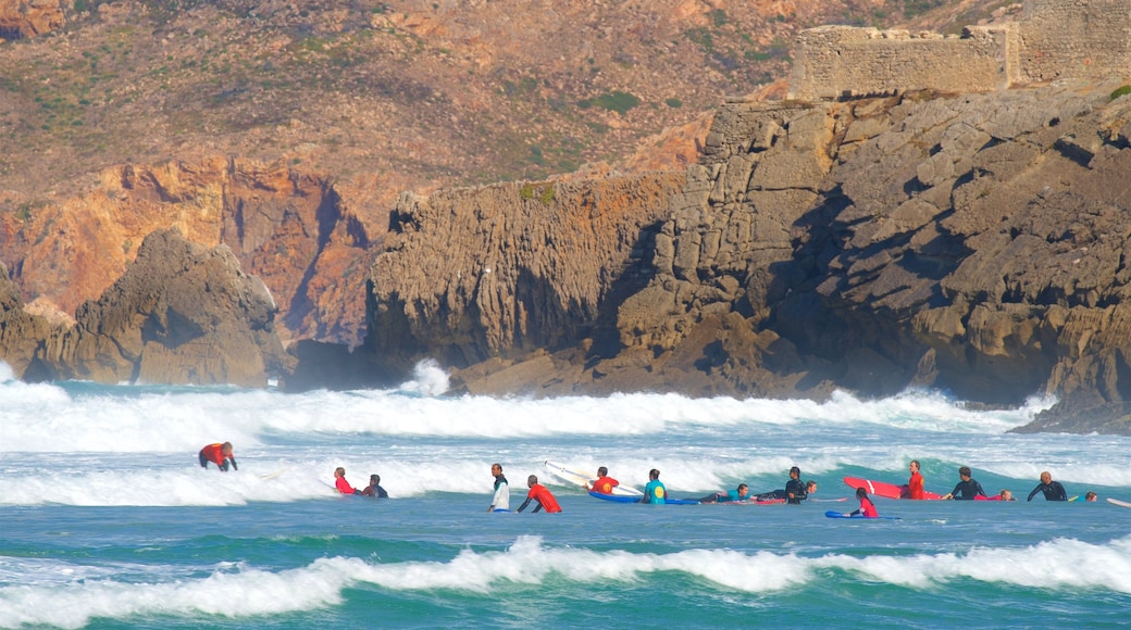 Plage de Guincho montrant côte escarpée, vues littorales et surf