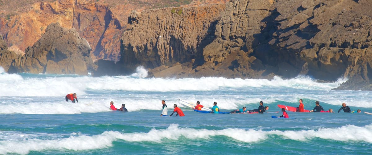 Playa Guincho que incluye vistas generales de la costa, surf y costa escarpada