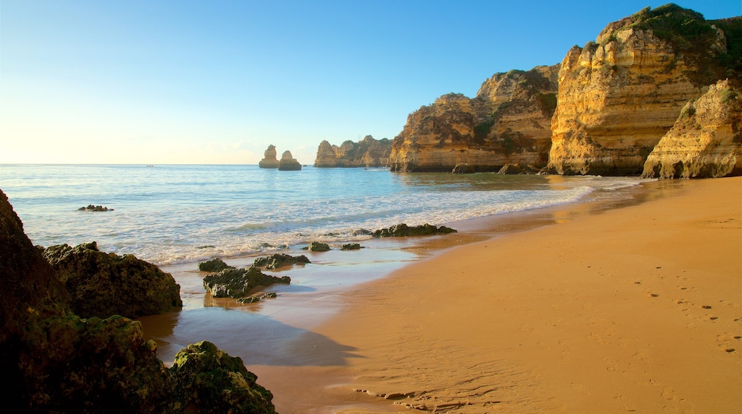 Playa de Dona Ana ofreciendo vistas generales de la costa, una playa de arena y costa escarpada
