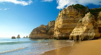 Praia Dona Ana mostrando litoral rochoso, paisagens litorâneas e uma praia de areia