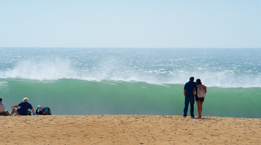 Nazare Beach qui includes vagues, plage et vues littorales