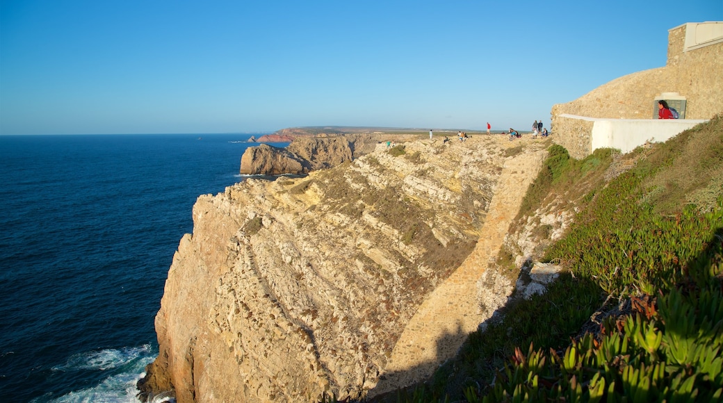 Cape St. Vincent-fyren som inkluderar kustutsikter, utsikter och klippig kustlinje