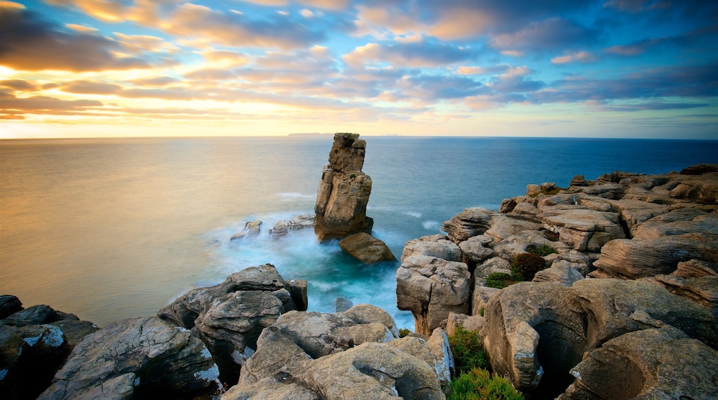 Cabo Carvoeiro che include tramonto, costa frastagliata e vista della costa