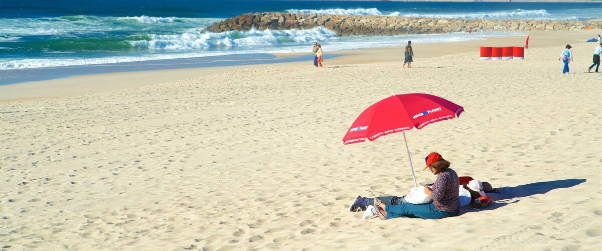 Praia da Costa Nova caracterizando paisagens litorâneas e uma praia assim como um casal