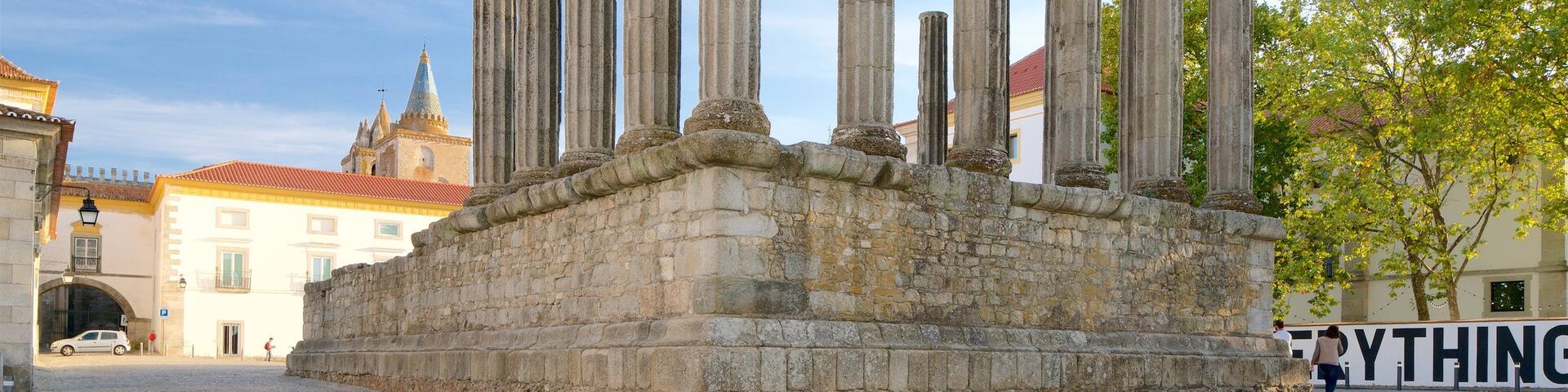 Templo Romano which includes heritage elements and building ruins