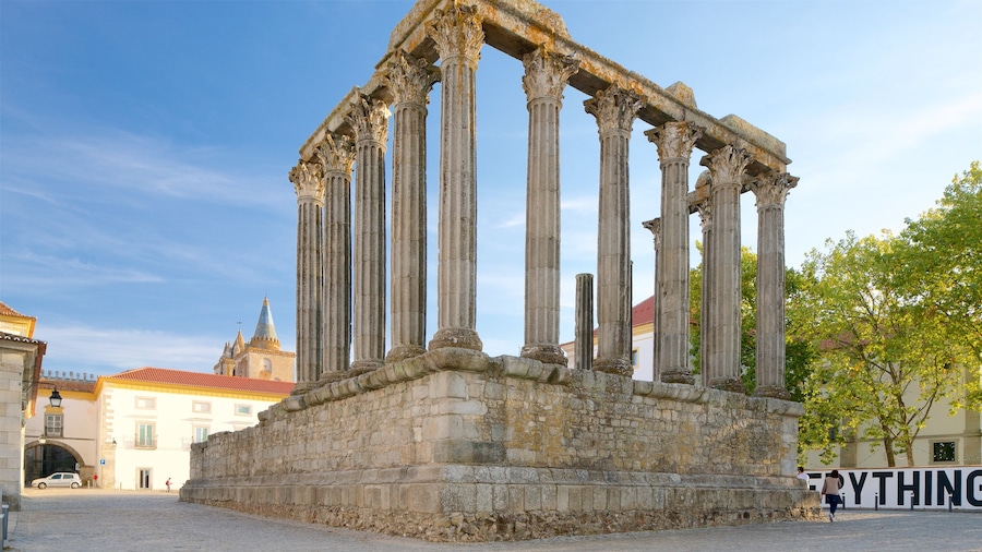 Templo Romano which includes heritage elements and building ruins