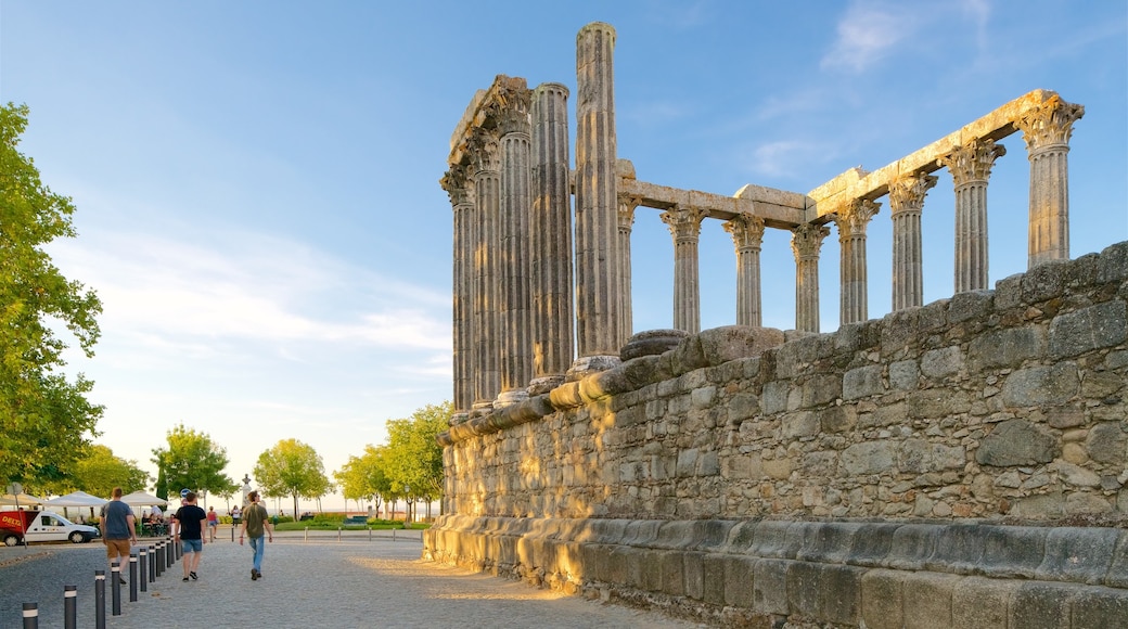 Templo Romano which includes heritage elements and a ruin