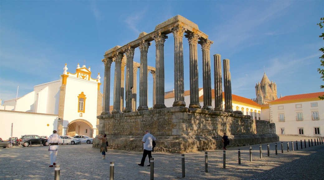 Templo Romano which includes building ruins and heritage elements