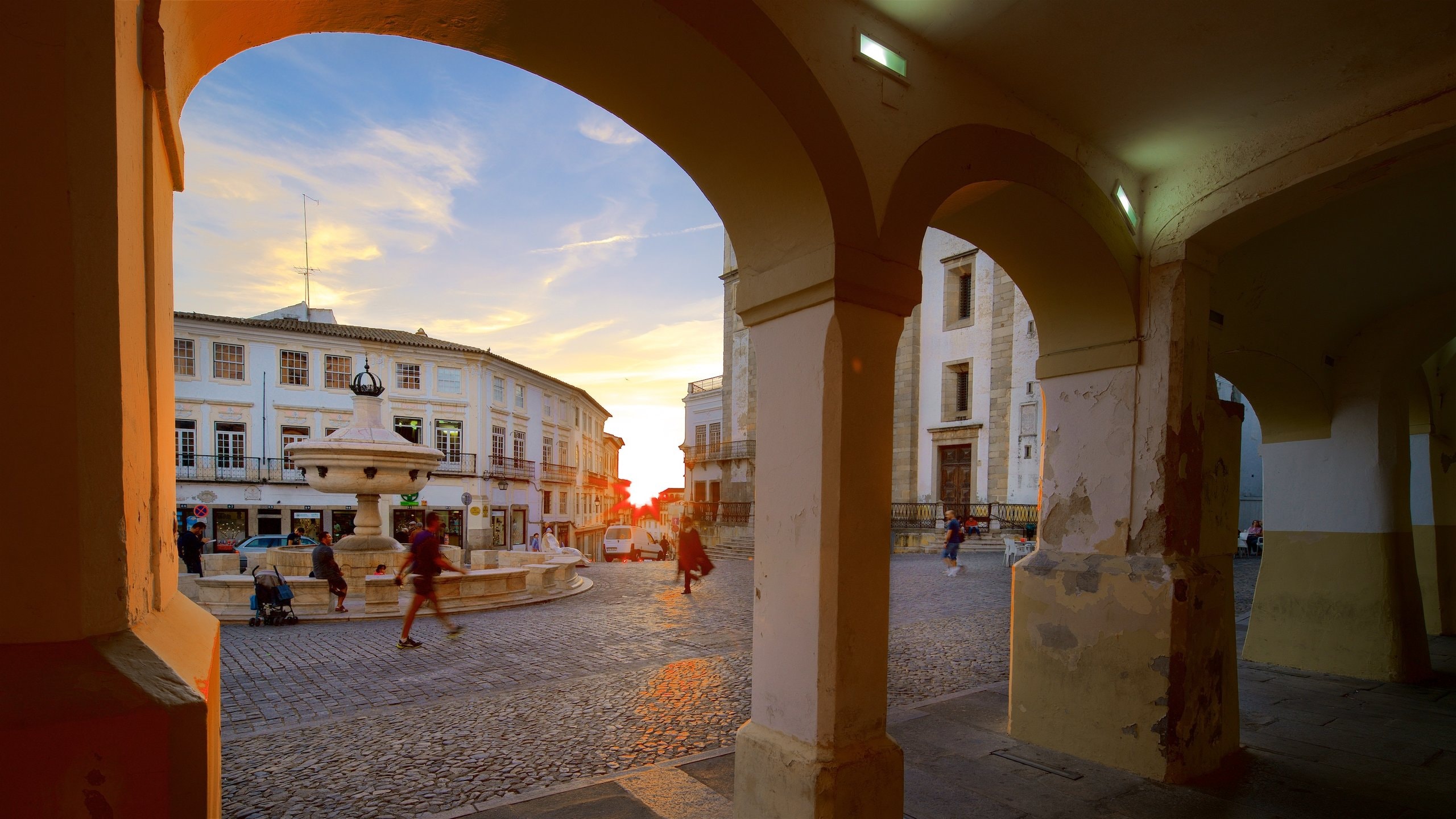 Praça do Giraldo mostrando una puesta de sol y una fuente