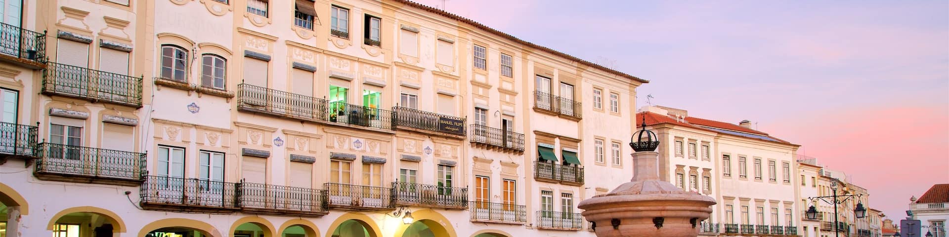 Praca do Giraldo which includes a sunset and a fountain