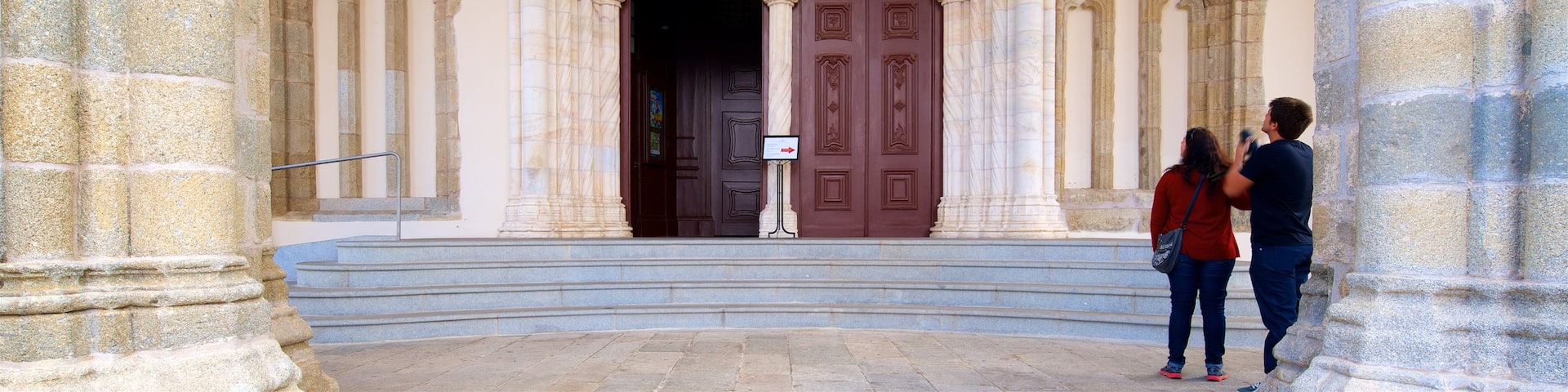 Igreja de Sao Francisco which includes heritage elements as well as a couple