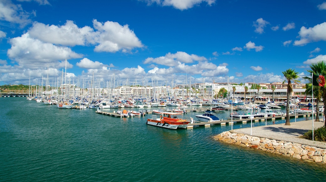 Marina de Lagos ofreciendo una bahía o puerto