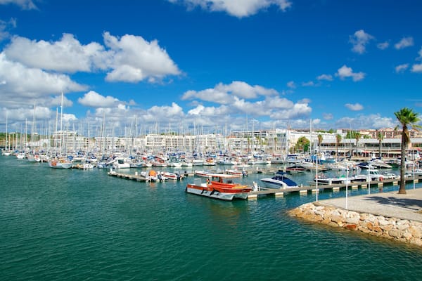 Marina de Lagos mettant en vedette baie ou port
