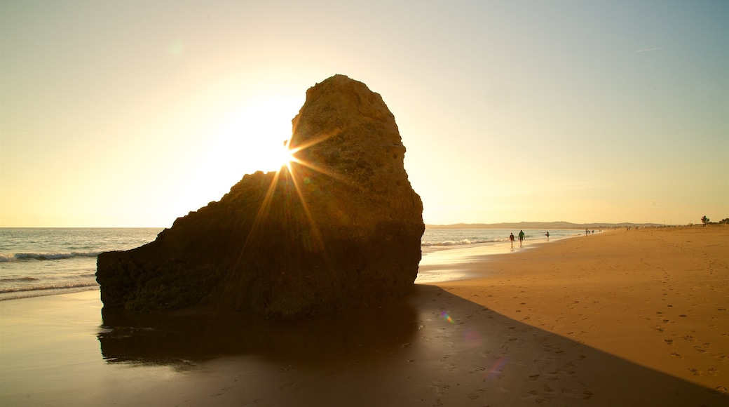 Praia dos Três Irmãos welches beinhaltet allgemeine Küstenansicht, Sandstrand und Sonnenuntergang