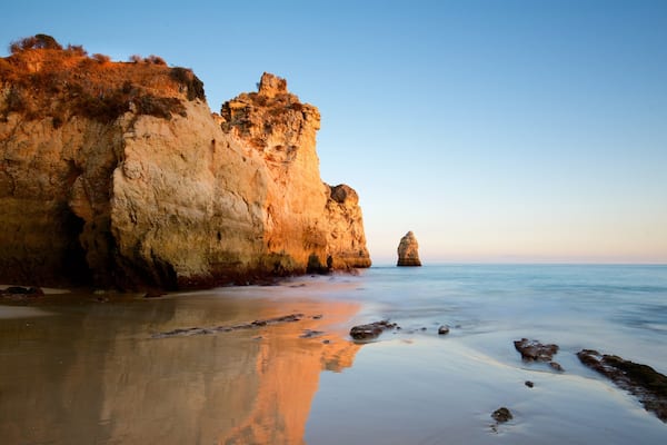 Praia dos Três Irmãos das einen Strand, schroffe Küste und allgemeine Küstenansicht