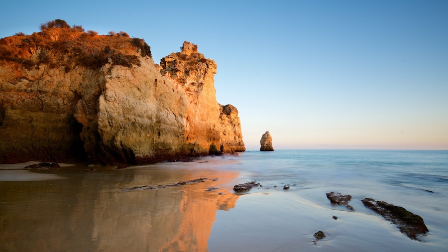 Tres Irmaos Beach che include spiaggia sabbiosa, vista della costa e costa frastagliata