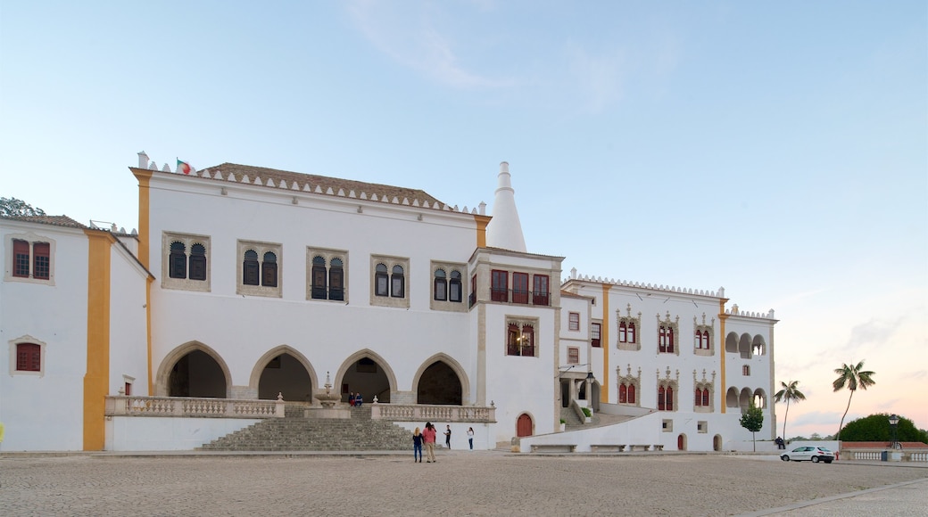 Palácio Nacional de Sintra que inclui uma praça ou plaza