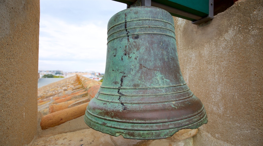 Cattedrale di Faro che include oggetti d\'epoca