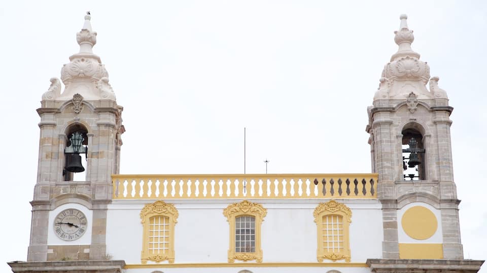 Iglesia del Carmo ofreciendo elementos patrimoniales