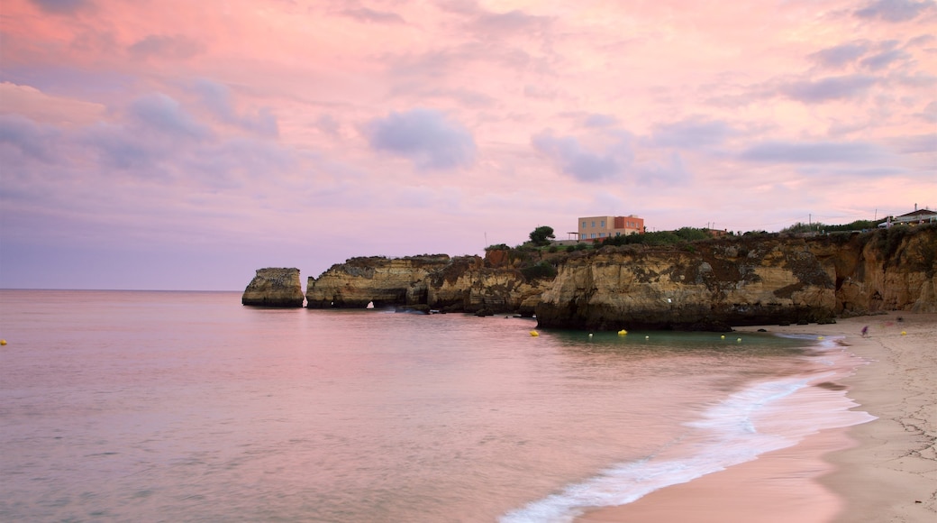 Playa de Batata que incluye vistas generales de la costa, una puesta de sol y costa rocosa
