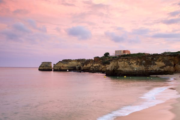 Plage de Batata qui includes coucher de soleil, vues littorales et côte escarpée