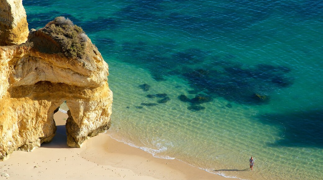 Strand von Camilo mit einem Strand, Felsküste und allgemeine Küstenansicht
