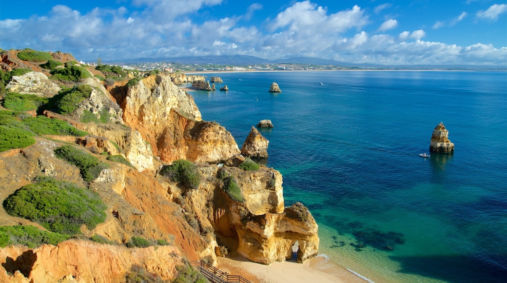 Praia do Camilo caracterizando litoral rochoso, paisagens litorâneas e uma praia de areia