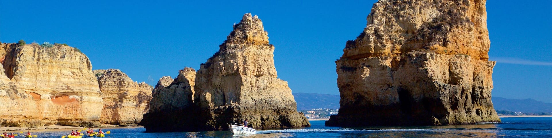 Leuchtturm von Lagos das einen Bootfahren, schroffe Küste und Kajak- oder Kanufahren