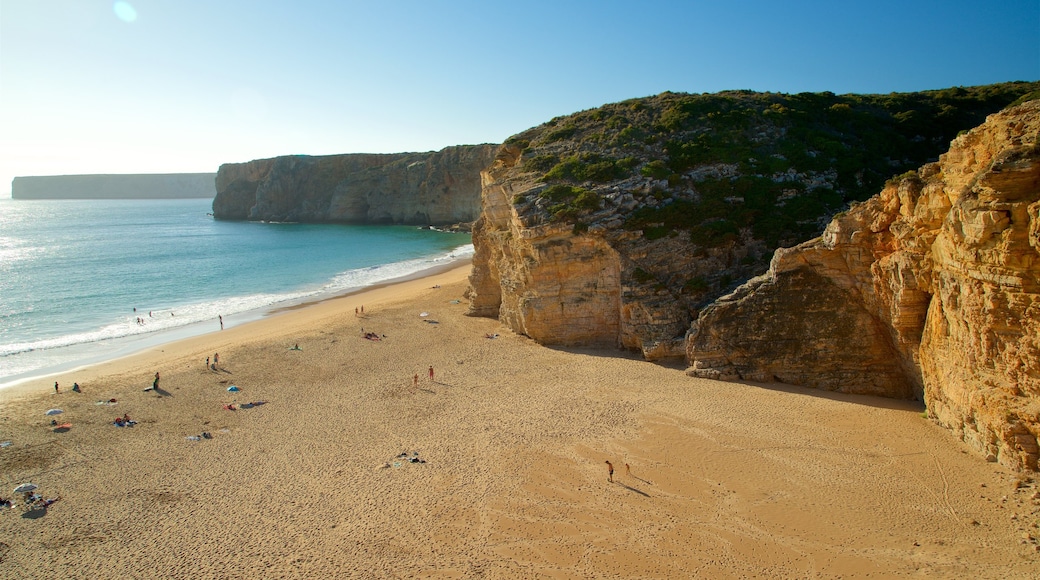 Praia do Beliche som visar en strand, kustutsikter och klippig kustlinje