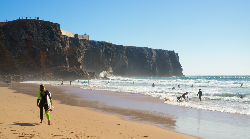 Playa de Tonel que incluye costa escarpada, una playa de arena y vistas generales de la costa