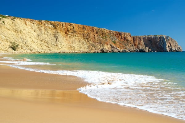 Plage de Mareta montrant plage, côte escarpée et vues littorales