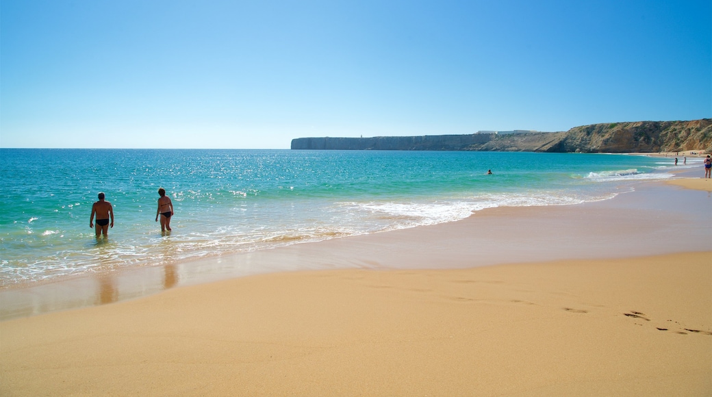 Praia de Mareta mit einem Sandstrand und allgemeine Küstenansicht sowie Paar