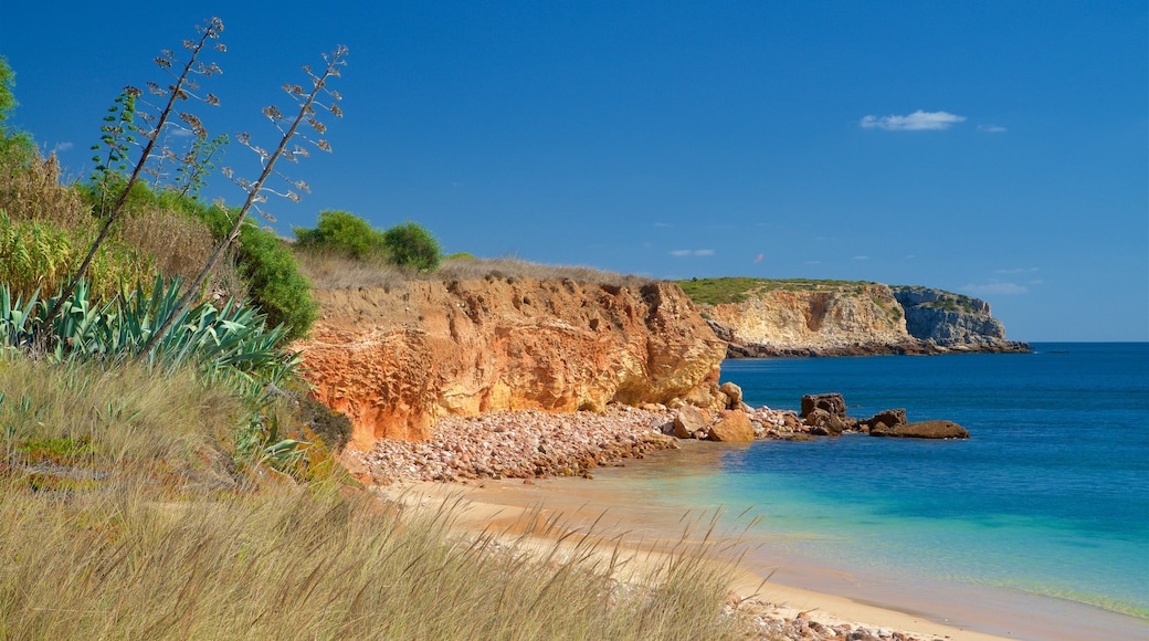 Praia do Martinhal som inkluderar klippig kustlinje, en sandstrand och kustutsikter