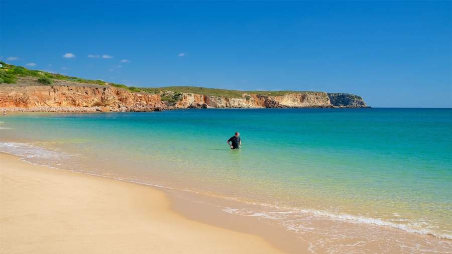 Praia do Martinhal som inkluderar klippig kustlinje, kustutsikter och bad