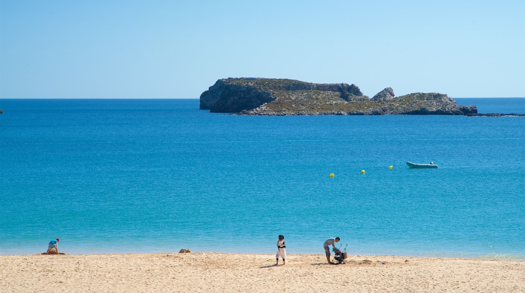 Playa de Martinhal mostrando una playa de arena y vistas de una costa y también una familia