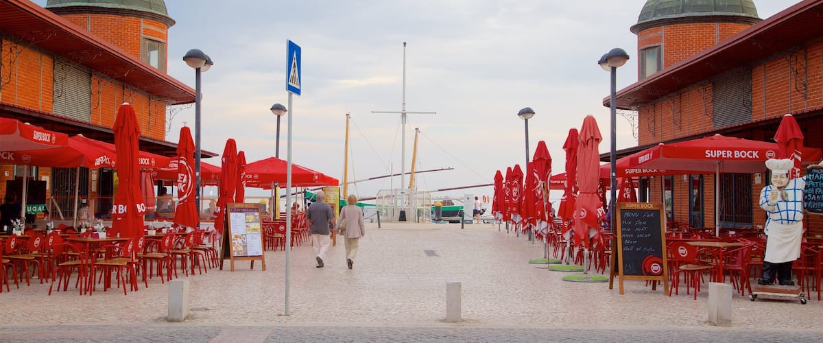 Mercado municipal de Olhão y también una pareja