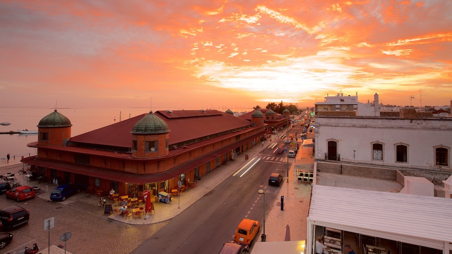 Mercado municipal de Olhão mostrando un atardecer