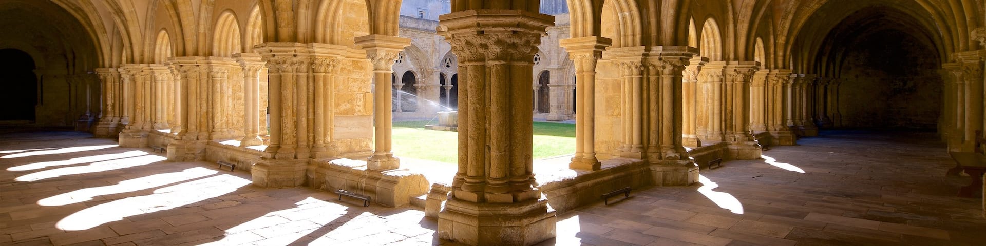 Velha Cathedral which includes heritage elements and interior views