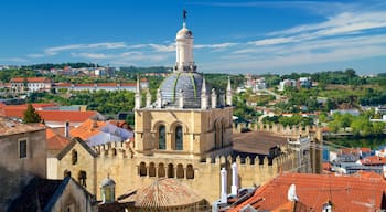 Cattedrale di Velha che include città, oggetti d\'epoca e vista del paesaggio