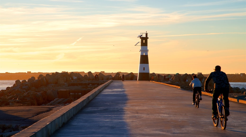 Barra Beach toont een vuurtoren, algemene kustgezichten en fietsen