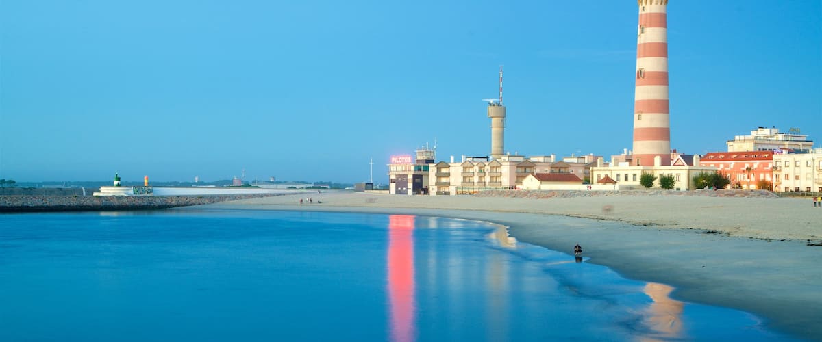 Praia da Barra ofreciendo una ciudad costera, vistas generales de la costa y un faro