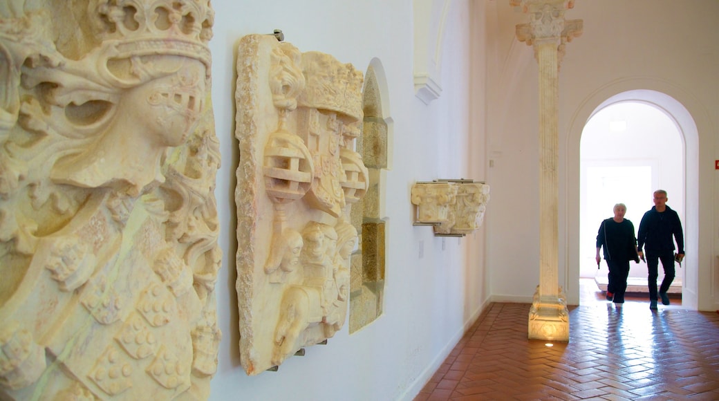 Museo de Évora ofreciendo elementos del patrimonio y vistas interiores y también una pareja