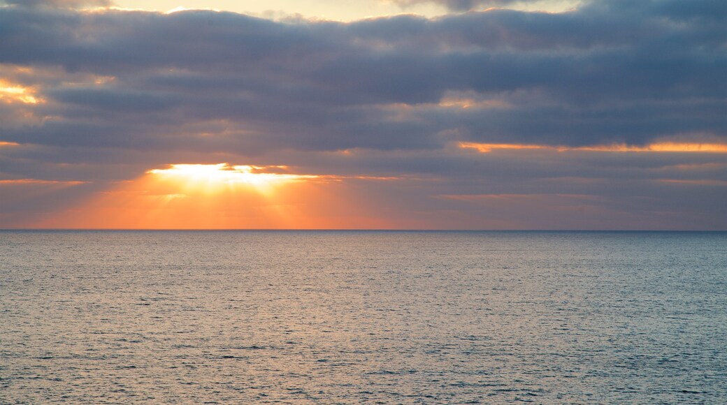 Boca do Inferno que inclui um pôr do sol e paisagens litorâneas