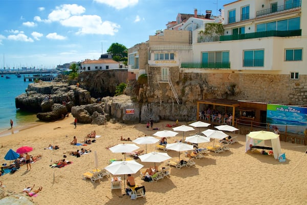 Rainha Beach montrant plage, ville côtière et vues littorales