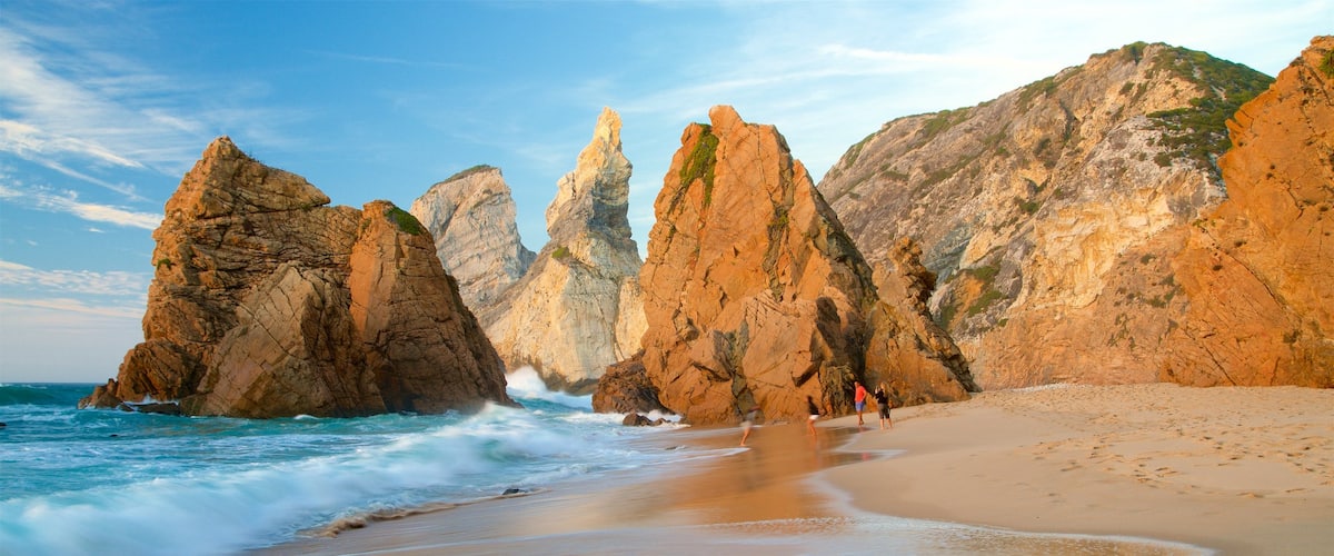 Ursa Beach que incluye vistas generales de la costa, una puesta de sol y una playa de arena