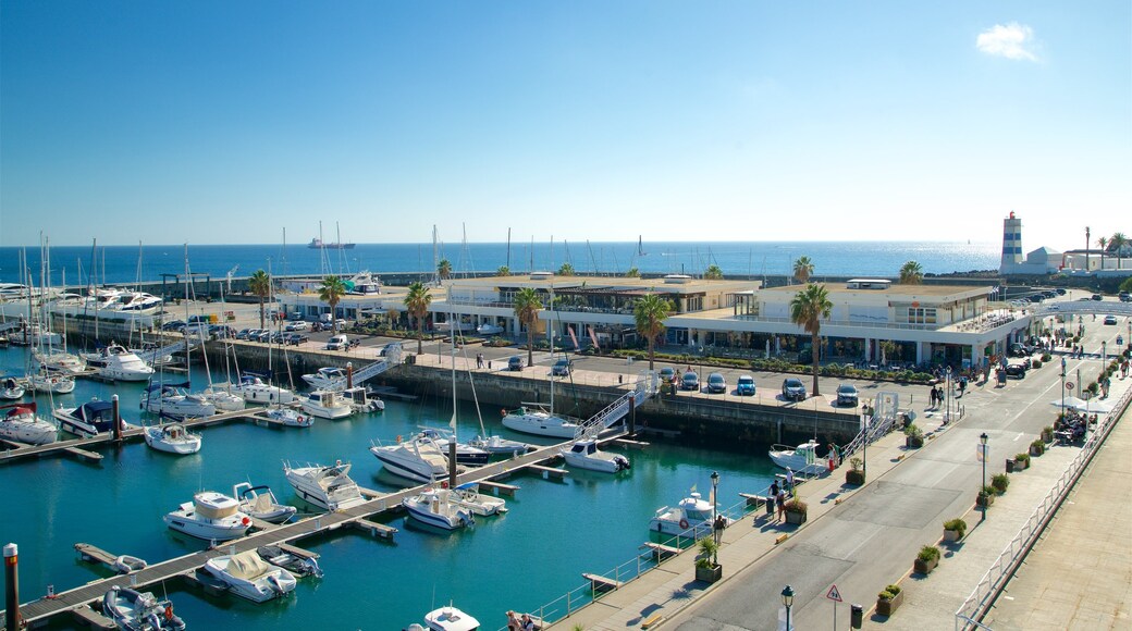 Cascais Marina mostrando una bahía o un puerto y vista general a la costa