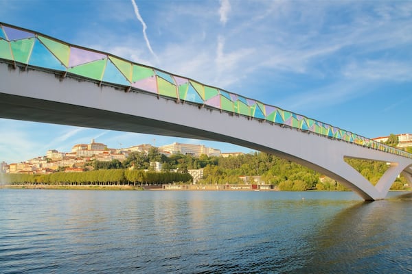 Pedro and Ines Footbridge mit einem Fluss oder Bach, Brücke und Stadt