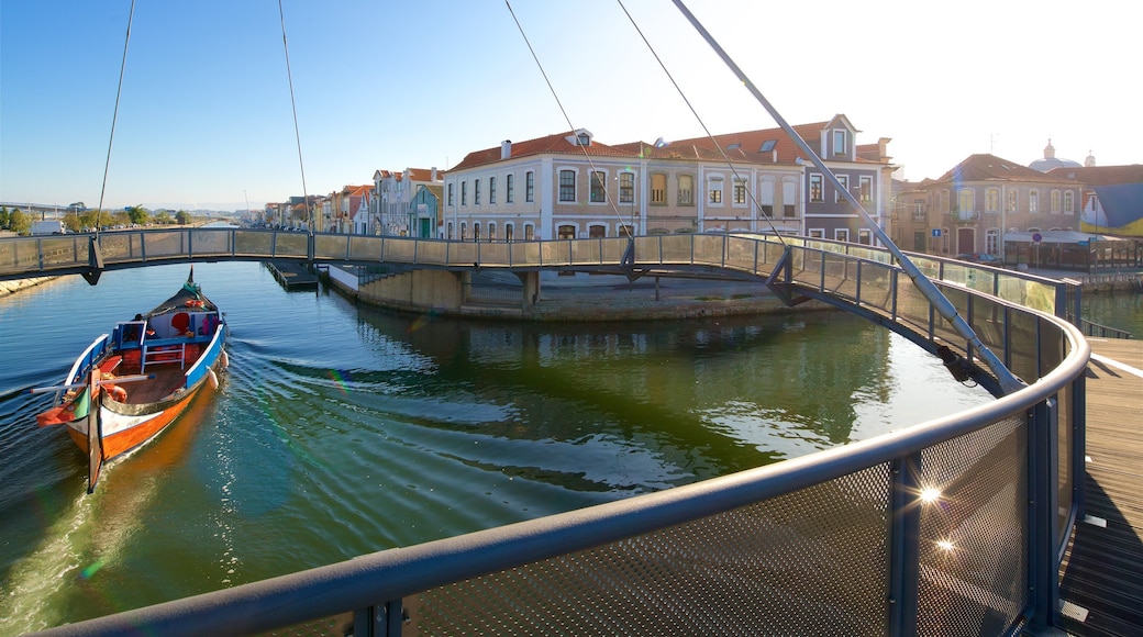 Aveiro mit einem Fluss oder Bach und Bootfahren