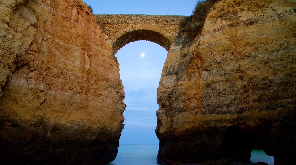 Lagos que incluye costa escarpada, vistas generales de la costa y un puente