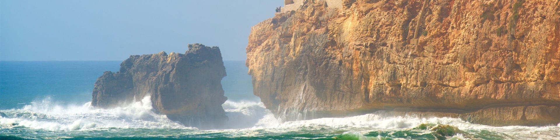 Nazare ofreciendo costa rocosa, vistas generales de la costa y olas